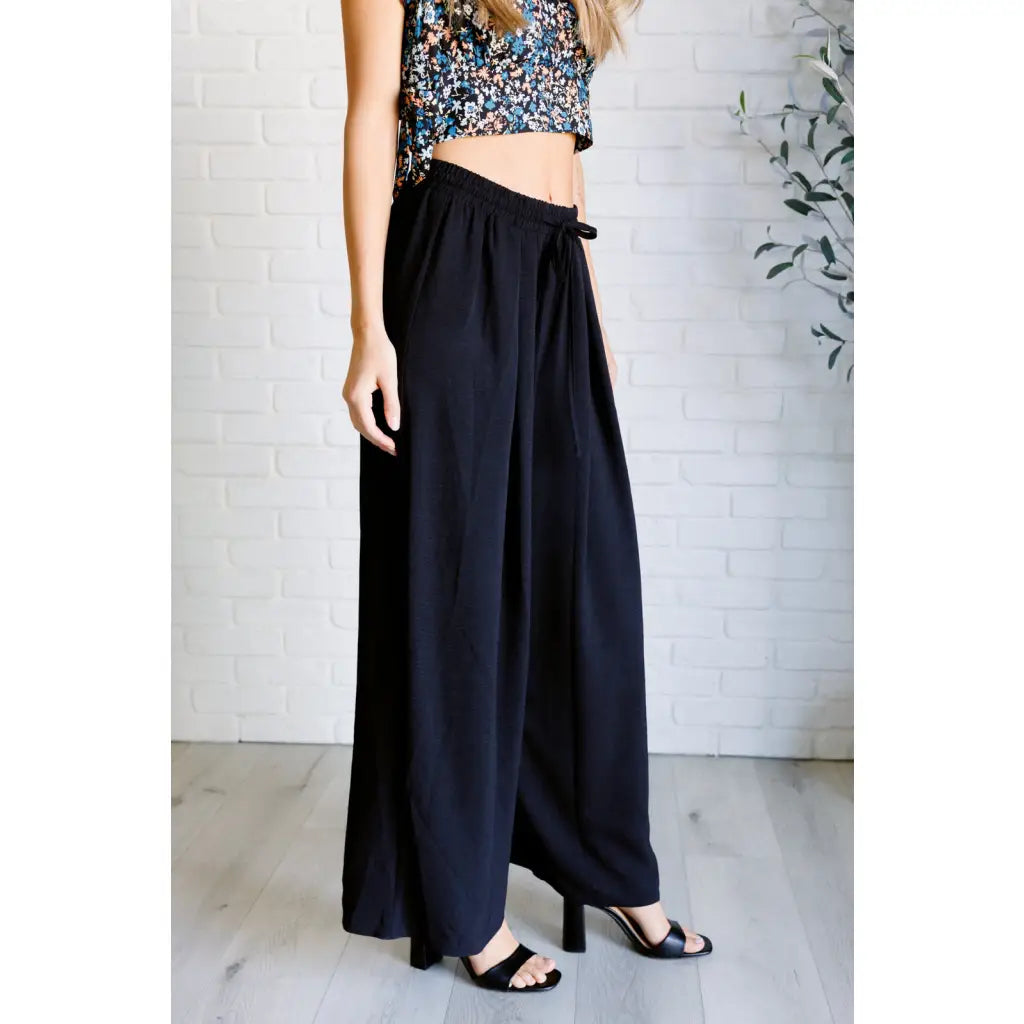 Our gorgeous black Send it On Wide Leg Pants feature a crinkle woven fabric cased elastic waistband functional