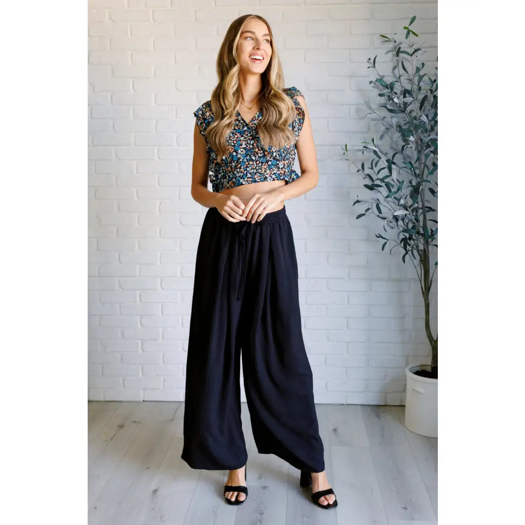 Our gorgeous black Send it On Wide Leg Pants feature a crinkle woven fabric cased elastic waistband functional
