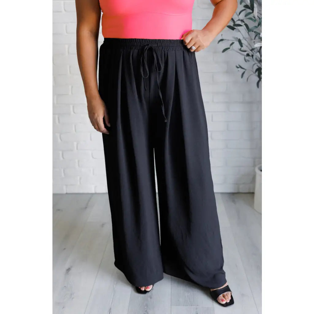 Our gorgeous black Send it On Wide Leg Pants feature a crinkle woven fabric cased elastic waistband functional