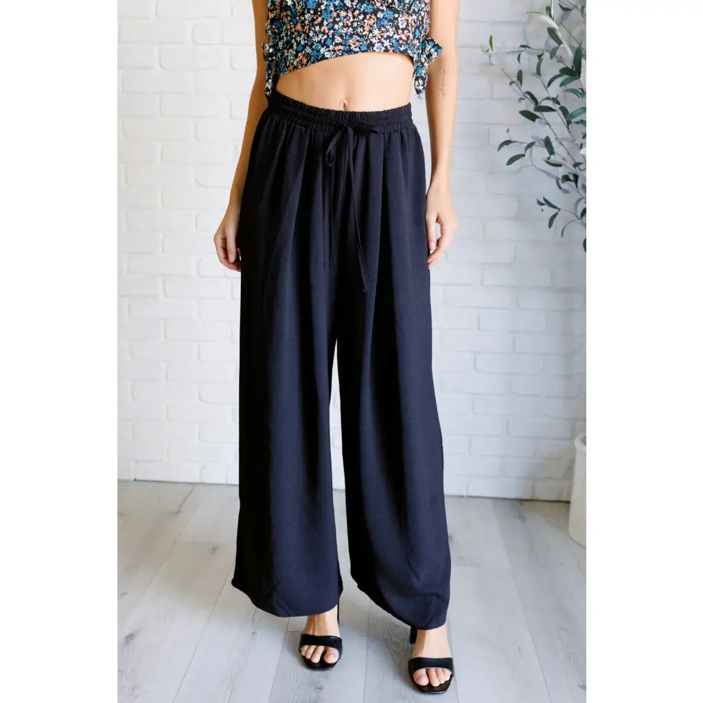 Our gorgeous black Send it On Wide Leg Pants feature a crinkle woven fabric cased elastic waistband functional
