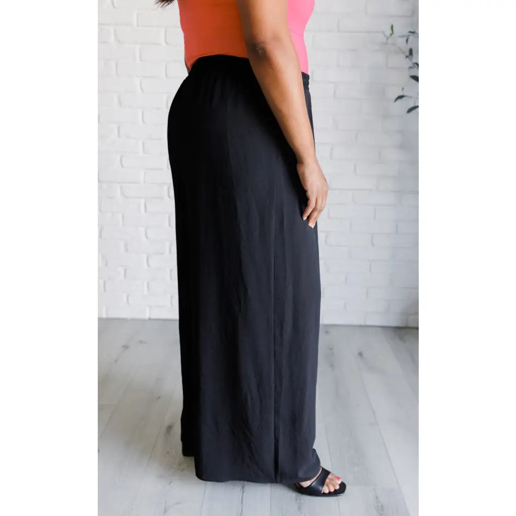 Our gorgeous black Send it On Wide Leg Pants feature a crinkle woven fabric cased elastic waistband functional