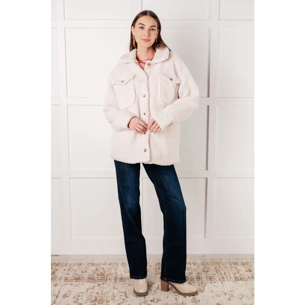 Stay warm in the Shrouded Sherpa Coat! A heavyweight fleece coat with an oversized fit plus it’s available sizes S-3XL.