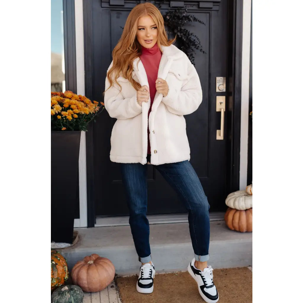 Stay warm in the Shrouded Sherpa Coat! A heavyweight fleece coat with an oversized fit plus it’s available sizes S-3XL.