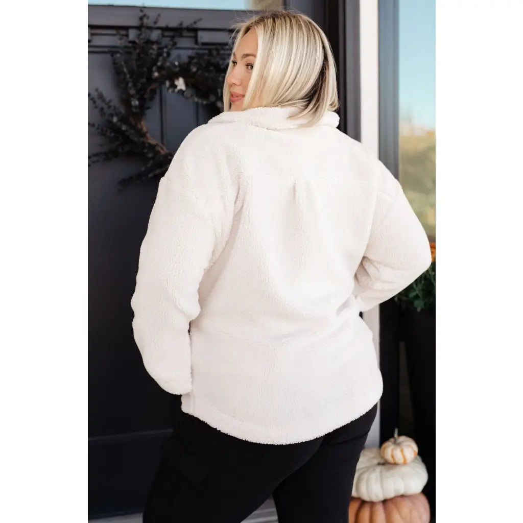 Stay warm in the Shrouded Sherpa Coat! A heavyweight fleece coat with an oversized fit plus it’s available sizes S-3XL.