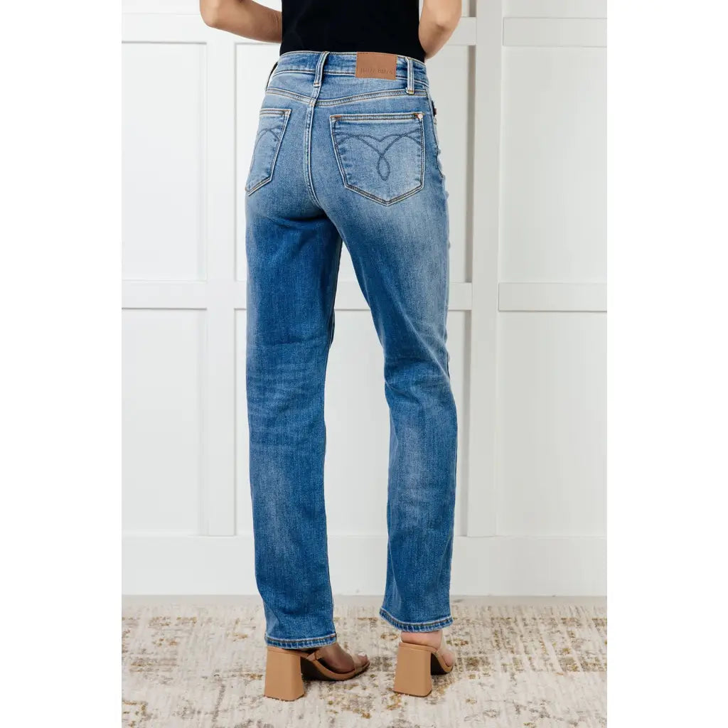 Stay warm and stylish with our Vintage Wash Thermal Straight Judy Blue Jeans. These high rise jeans feature a brushed