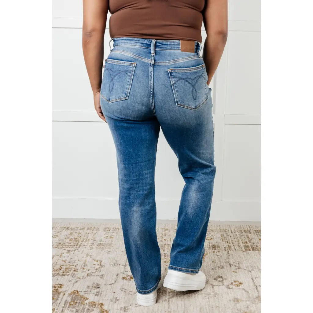 Stay warm and stylish with our Vintage Wash Thermal Straight Judy Blue Jeans. These high rise jeans feature a brushed